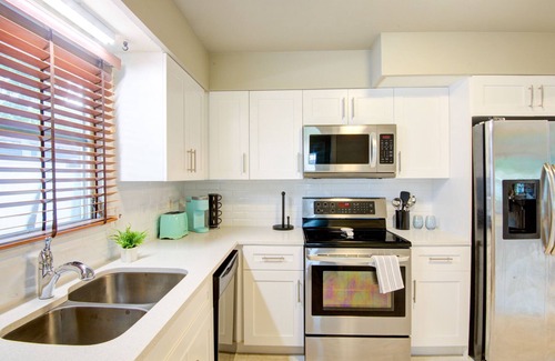 Park East House | Next to Ed Smith Stadium, Close to Beaches & City