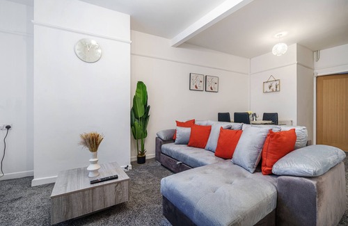 Liverpool House | Next to Liverpool station stadium city