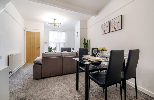 Liverpool House | Next to Liverpool station stadium city