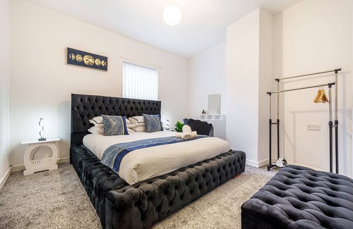 Liverpool House | Next to Liverpool station stadium city