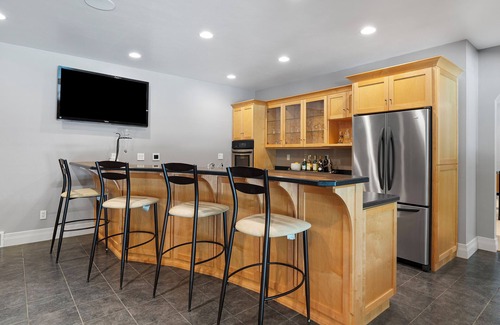 Green Bay House | NFL Draft Luxury home Green Bay w/hot tub-sleeps 10