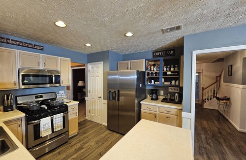 Stone Mountain House | NFL House – 1Train Ride Away-7Min to Train Station, 8-Guests, 4-BRDs, Game Room