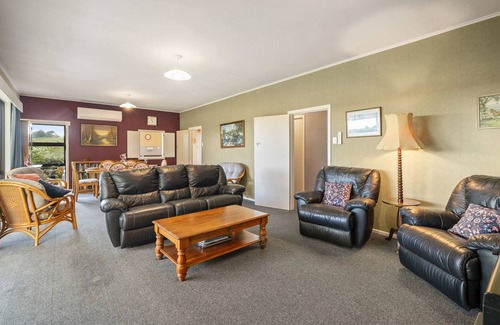 Ngakuru House | Ngawaimai Lodge - Ngakuru Holiday Home