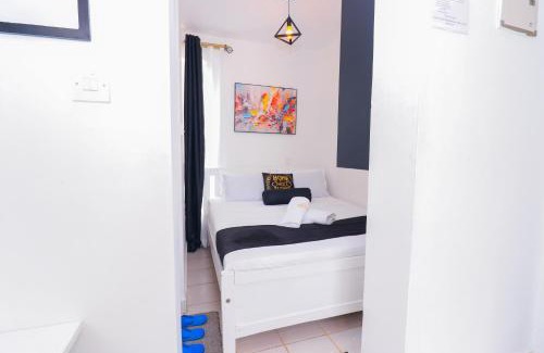 Riruta Bed & Breakfast | Ngong Road Studio, Racecourse Gardens with Free parking, Netflix &Pool, Pearl1 Luxury bnbs