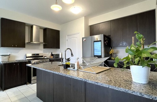 Thorold House | Niagara Falls Private Bedroom 15 mins away from Falls