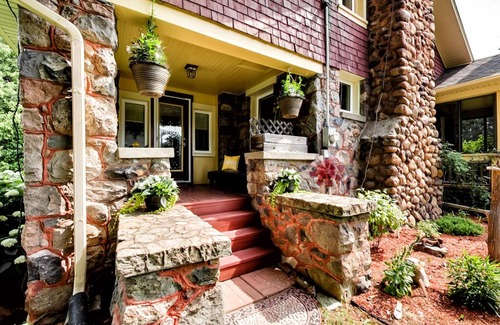 Beamsville House | Niagara Wine Country Cottage