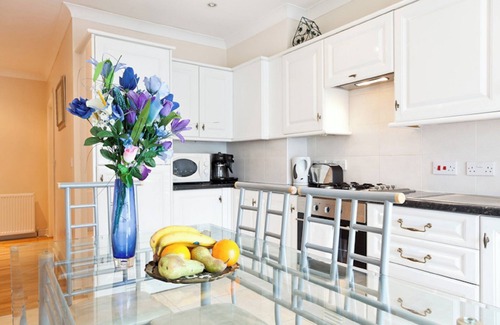 Edmonton Apartment | Nice 2-bedroom apartment convenient for centre and close to Tottenham stadium