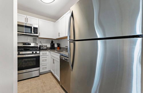 North Brookline Apartment | Nice 2bd/1.5ba Next to BU 3198