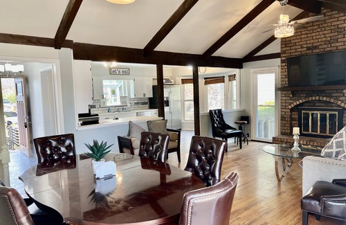 Grandview House | Nice and Large House Near Longview lake