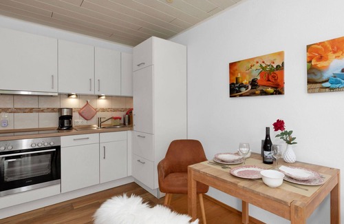 Warwerort Apartment | Nice apartment for 3 guests with WIFI, TV, balcony, pets allowed and parking