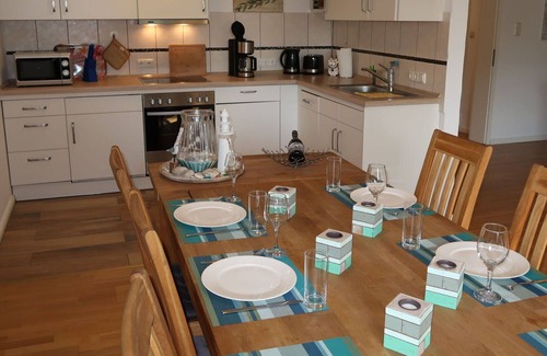 Warwerort House | Nice apartment in villa for 8 guests with WIFI, TV, balcony, pets allowed and parking