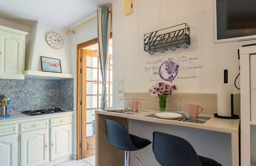 Kerlouan Apartment | Nice apartment for 2 guests with WIFI, TV, patio, pets allowed and parking