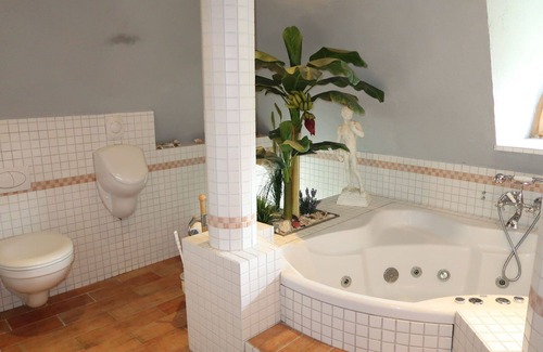 Neugalmsbull Apartment | Nice apartment for 2 guests with hot tub, WIFI, TV, terrace, pets allowed and parking