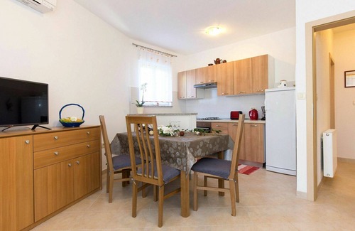 Martina Apartment | Nice apartment for 4 people with A/C, WIFI, TV, terrace and parking