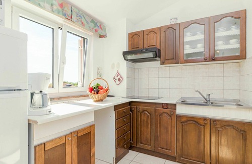 Nova Vas Apartment | Nice apartment for 4 people with A/C, pool, WIFI, TV, terrace, pets allowed and parking