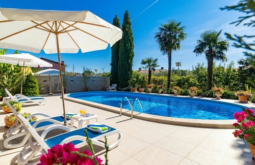 Nova Vas Apartment | Nice apartment for 4 people with A/C, pool, WIFI, TV, terrace, pets allowed and parking