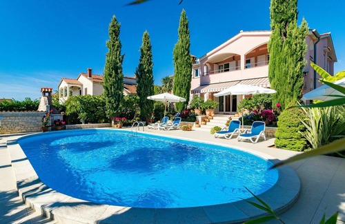 Nova Vas Apartment | Nice apartment for 4 people with A/C, pool, WIFI, TV, terrace, pets allowed and parking