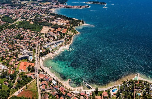 Vrznaveri Apartment | Nice apartment for 4 people with pool, A/C, WIFI, TV, balcony, pets allowed and parking