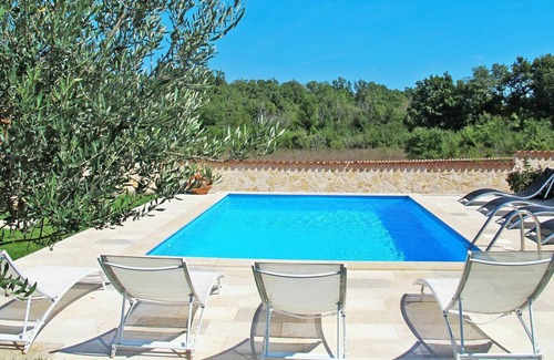 Vrznaveri Apartment | Nice apartment for 4 people with pool, A/C, WIFI, TV, balcony, pets allowed and parking