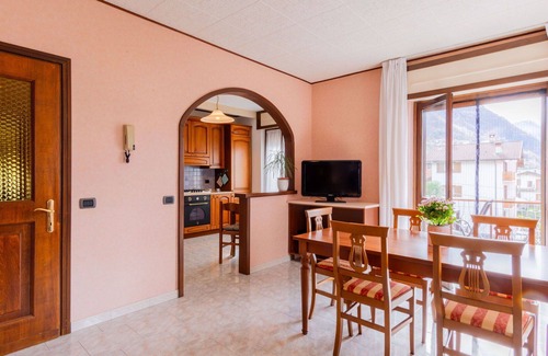 Verceia Apartment | Nice apartment for 5 people with WIFI, TV, balcony, pets allowed and parking