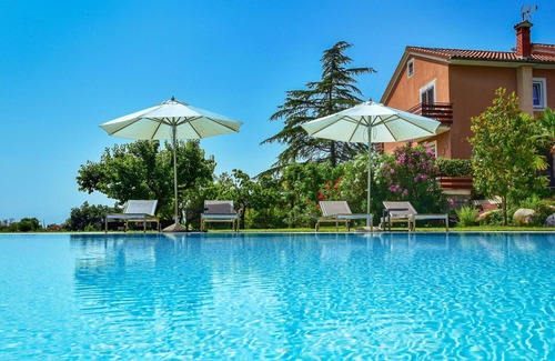 Kastelir-Labinci Apartment | Nice apartment for 6 guests with A/C, WIFI, pool, TV, patio and parking