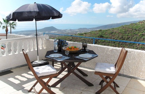 Las Cuevecitas Apartment | Nice apartment for 2 guests with WIFI, pool, TV, terrace and parking
