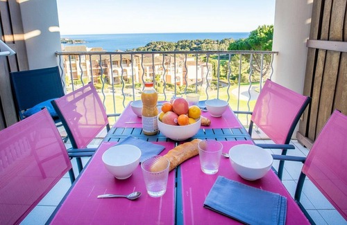 Le Dramont Apartment | Nice apartment for 4 people with WIFI, pool, TV and terrace