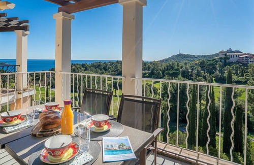 Le Dramont Apartment | Nice apartment for 4 people with WIFI, pool, TV and terrace