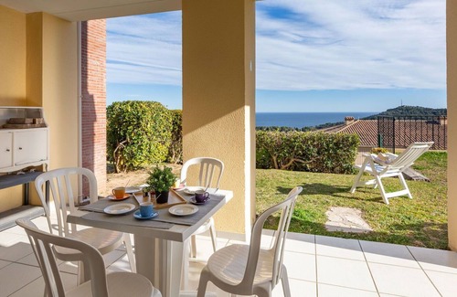 Le Dramont Apartment | Nice apartment for 6 people with WIFI, pool, TV, terrace, pets allowed and parking
