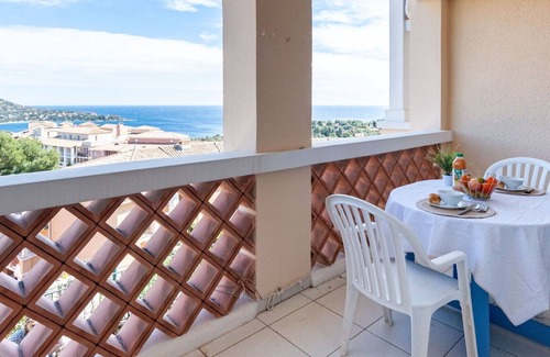 Le Dramont Apartment | Nice apartment for 6 people with WIFI, pool, TV, terrace, pets allowed and parking