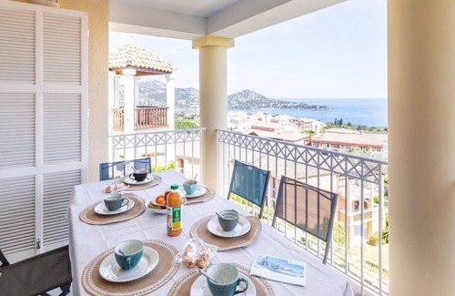 Le Dramont Apartment | Nice apartment for 6 people with WIFI, pool, TV, terrace, pets allowed and parking