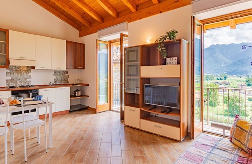Gera Lario Apartment | Nice apartment for 4 people with WIFI, balcony, pets allowed, panoramic view and parking