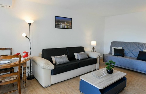Villeneuve-Loubet Apartment | Nice apartment for 2 people with WIFI, A/C, TV, terrace and parking