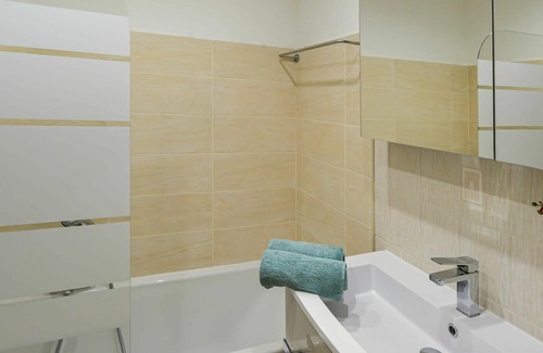Villeneuve-Loubet Apartment | Nice apartment for 2 people with WIFI, A/C, TV, terrace and parking