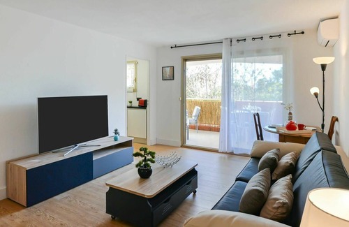 Villeneuve-Loubet Apartment | Nice apartment for 2 people with WIFI, A/C, TV, terrace and parking