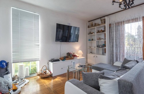 Malinska Apartment | Nice Apartment in Malinska With Wifi and 3 Bedrooms