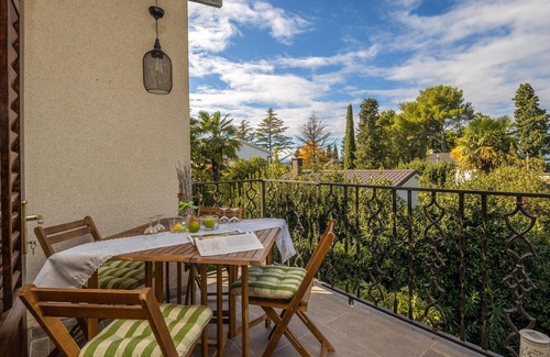 Malinska Apartment | Nice Apartment in Malinska With Wifi and 3 Bedrooms