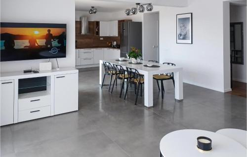 Molunat House | Nice Apartment In Molunat With Wifi