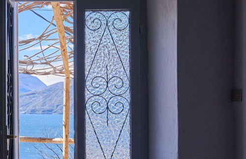 Bellano House | Nice apartment in villa for 2 guests with A/C, WIFI, TV, terrace, pets allowed and parking
