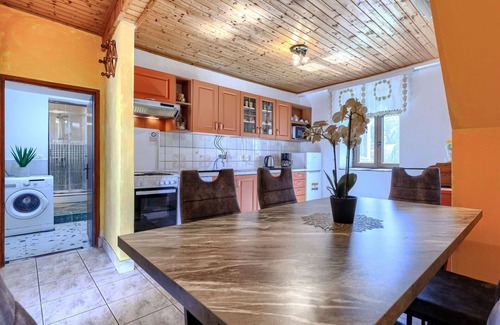 Pinezici House | Nice apartment in villa for 6 guests with WIFI, pool, A/C, TV, terrace, pets allowed and parking