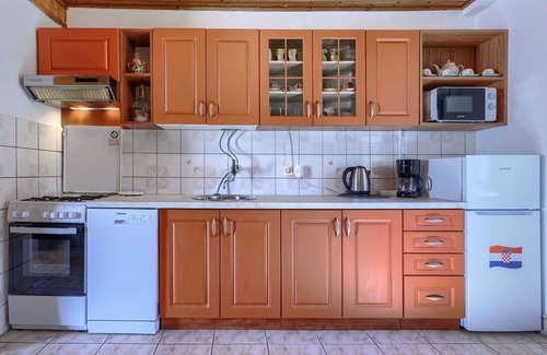 Pinezici House | Nice apartment in villa for 6 guests with WIFI, pool, A/C, TV, terrace, pets allowed and parking