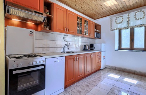Pinezici House | Nice apartment in villa for 6 guests with WIFI, pool, A/C, TV, terrace, pets allowed and parking