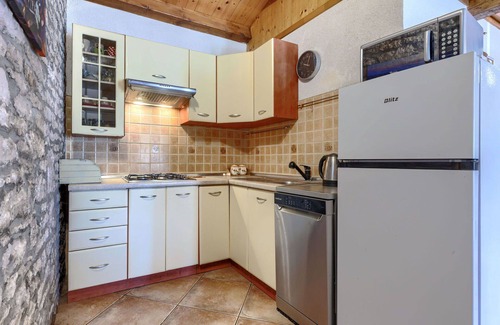Pinezici House | Nice apartment in villa for 4 guests with A/C, WIFI, pool, TV, terrace, pets allowed and parking