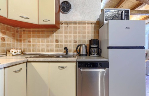 Pinezici House | Nice apartment in villa for 4 guests with A/C, WIFI, pool, TV, terrace, pets allowed and parking
