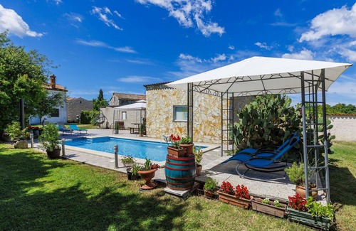 Pinezici House | Nice apartment in villa for 4 guests with A/C, WIFI, pool, TV, terrace, pets allowed and parking