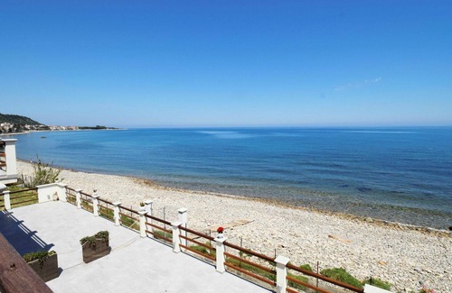 Caronia House | Nice apartment in villa for 5 people with WIFI, TV, balcony, pets allowed and parking