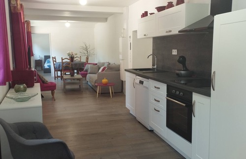 Valros Apartment | Nice apartment near Pézenas with swimming pool access