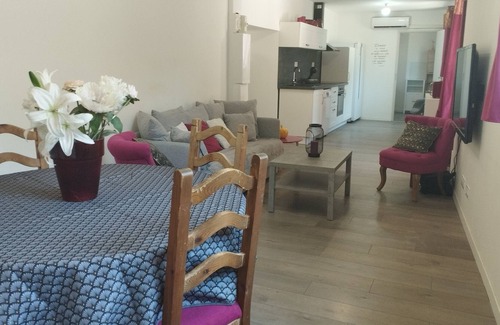 Valros Apartment | Nice apartment near Pézenas with swimming pool access