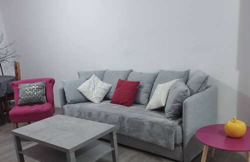 Valros Apartment | Nice apartment near Pézenas with swimming pool access