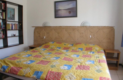 L'Escala Hotel | Nice bright apartment, quiet, large garden, 5 minutes to the sea, internet, satellite, tv